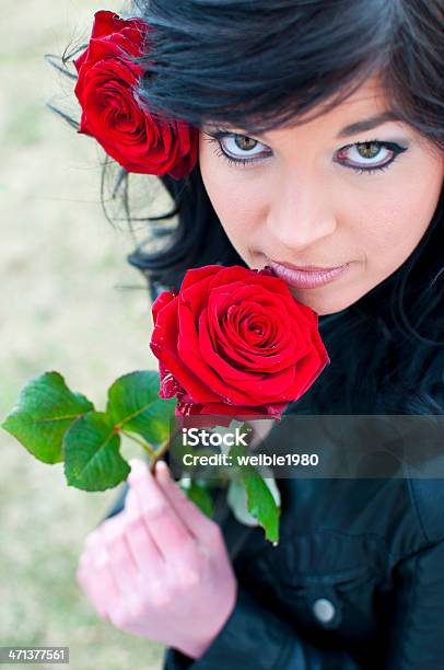 Frau Mit Roten Rosen Stockfoto und mehr Bilder von Alternative Behandlungsmethode - Alternative Behandlungsmethode, Aromatherapie, Blume