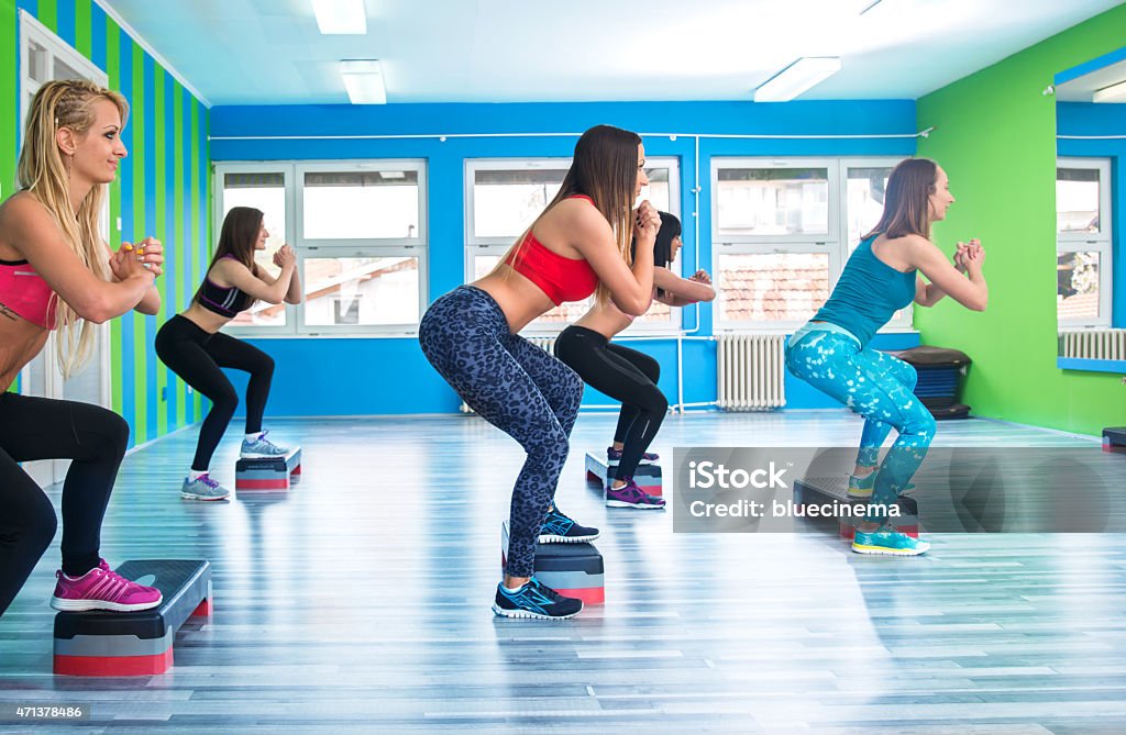 Mujeres haciendo Step aeróbics - Foto de stock de 20 a 29 años libre de derechos