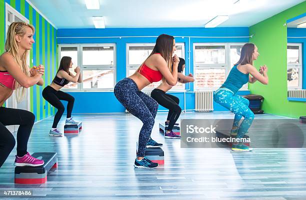 Mujeres Haciendo Step Aeróbics Foto de stock y más banco de imágenes de 20 a 29 años - 20 a 29 años, 2015, 30-39 años