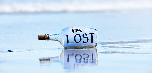 キャスタウェイメッセージ私は紛失ウォッシュに続くビーチ - message in a bottle beached bottle desert island ストックフォトと画像