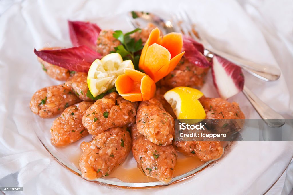 Tartare de salmão com limão e temperos cenouras - Foto de stock de Almoço royalty-free