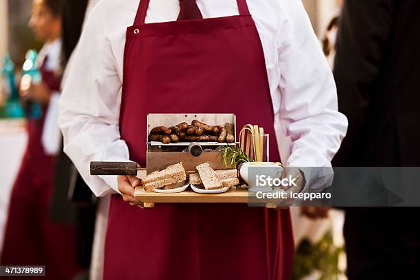 Cameriera Con Salsiccia Pane E Salsa - Fotografie stock e altre immagini di Adulto - Adulto, Ambientazione esterna, Antipasto