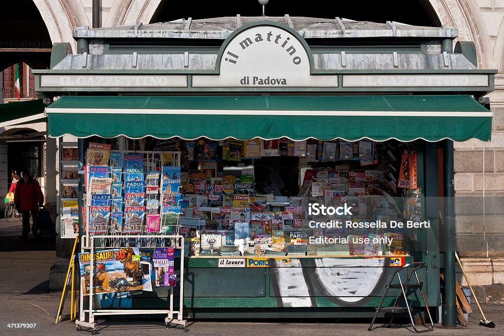 il mattino" Edicola" - Foto stock royalty-free di Chiosco