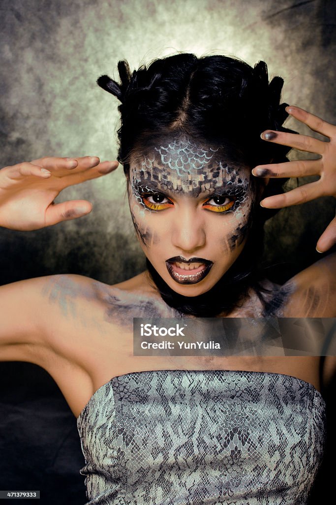 fashwoman с творческим макияж, как змеи - Стоковые фото Вертикальный роялти-фри