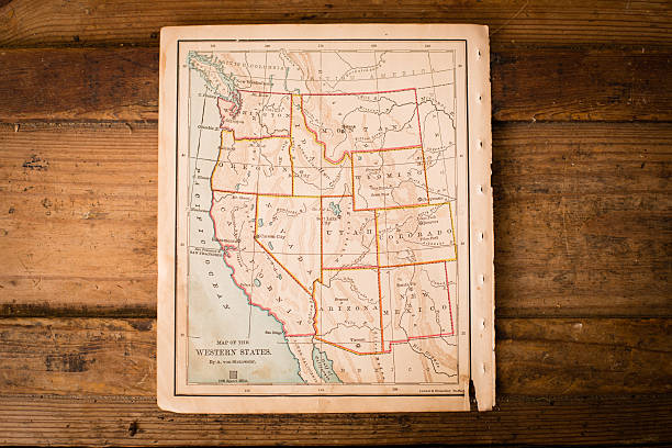 velho oeste, cor mapa da estados unidos, sentado no tronco - montana map old cartography imagens e fotografias de stock