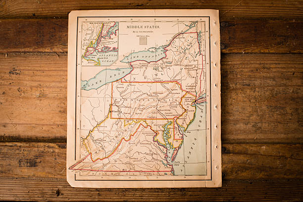 velho, cor mapa da middle states, sentado em tronco de madeira - west virginia map topography topographic map - fotografias e filmes do acervo