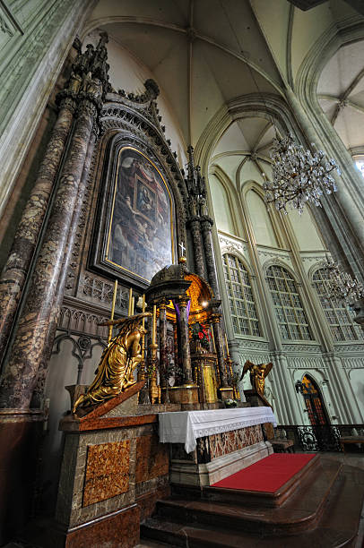 внутри hdr из minoritenkirche (вена)-грейфрайерс церковь - altar church vienna gothic style стоковые фото и изображения