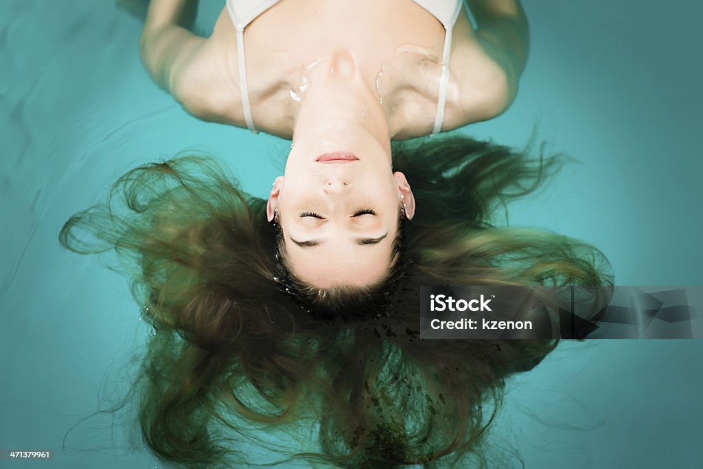 Wellness-Mujer joven flotante en el Spa o la piscina. - Foto de stock de Flotar sobre agua libre de derechos