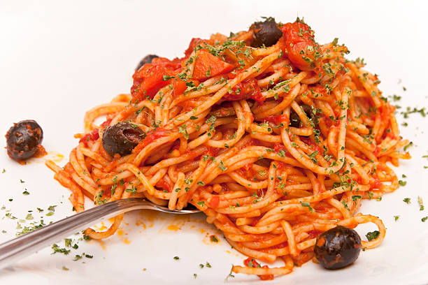 esparguete al capone "" - spaghetti cooked heap studio shot imagens e fotografias de stock