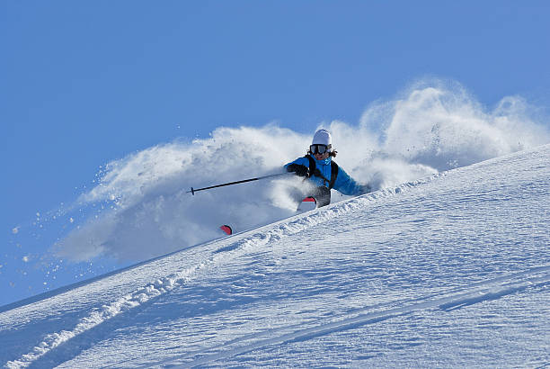 pó banho bliss - skiing winter sport powder snow athlete - fotografias e filmes do acervo