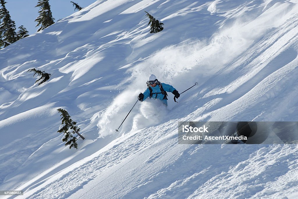 Порошок на лыжах - Стоковые фото Extreme Skiing роялти-фри