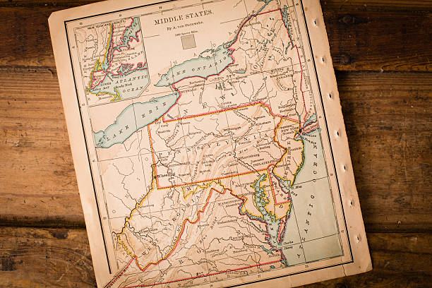 o mapa da middle states, sentado em ângulo em tronco de madeira - west virginia map topography topographic map - fotografias e filmes do acervo