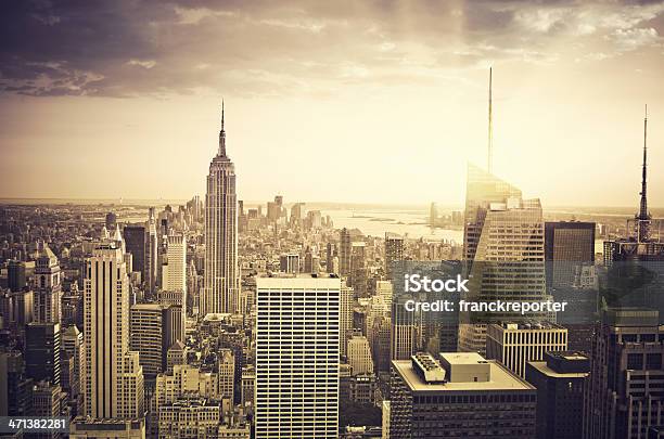 Empire State Building Em Panorama De Manhattan - Fotografias de stock e mais imagens de Manhattan - Manhattan, Telhado, Anoitecer