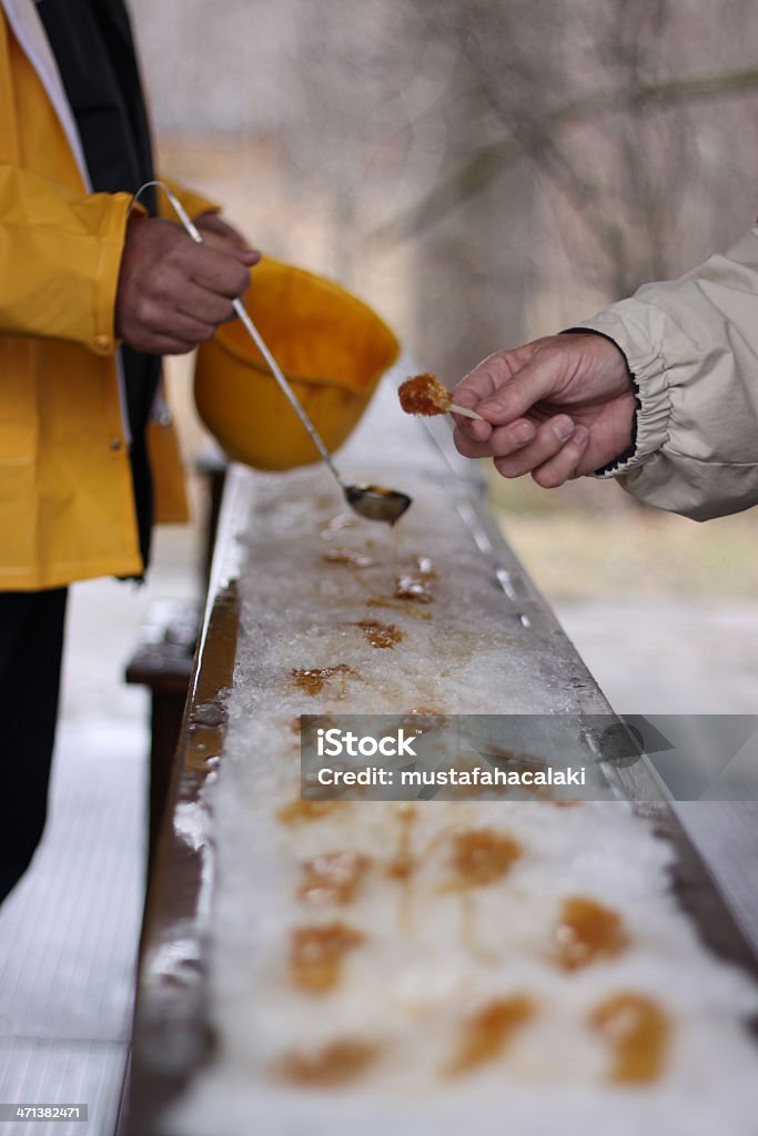 Soulever sirop d'érable sur la neige - Photo de Aliment libre de droits