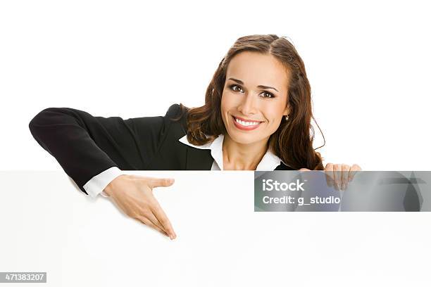 Mujer De Negocios Mostrando Aislado En Blanco Signboard Foto de stock y más banco de imágenes de Adulto