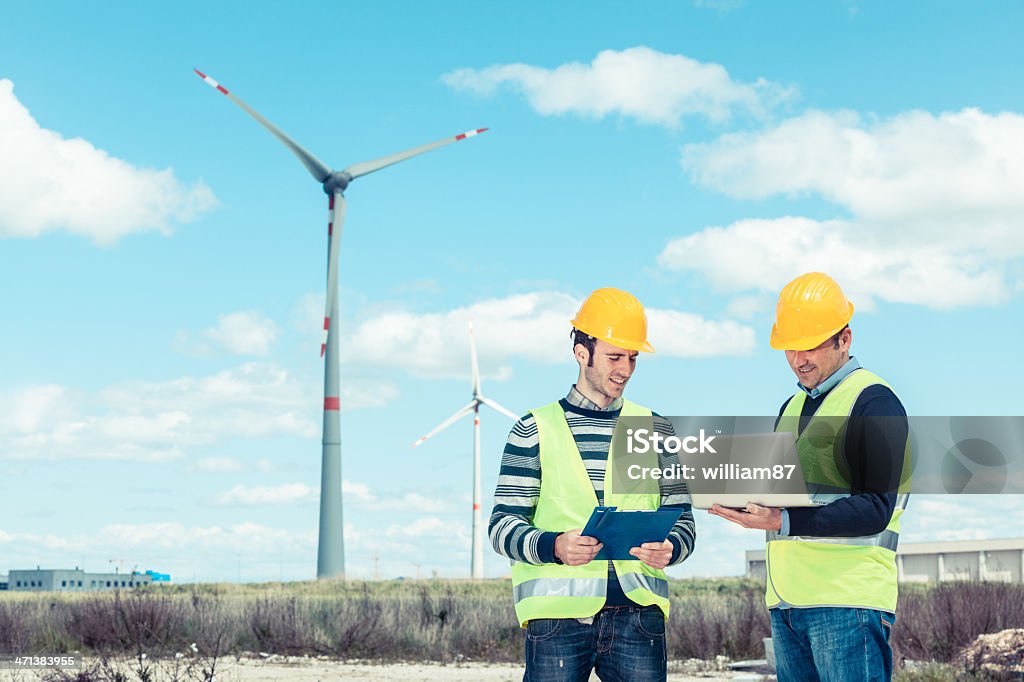 Ingegneri di lavorare in alimentazione di Turbine eoliche Station - Foto stock royalty-free di Addetto alla manutenzione