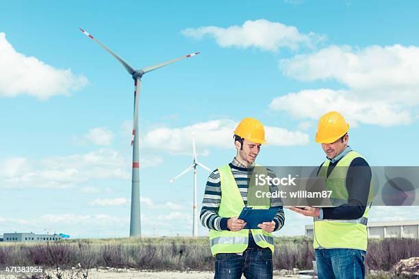 Ingegneri Di Lavorare In Alimentazione Di Turbine Eoliche Station - Fotografie stock e altre immagini di Addetto alla manutenzione