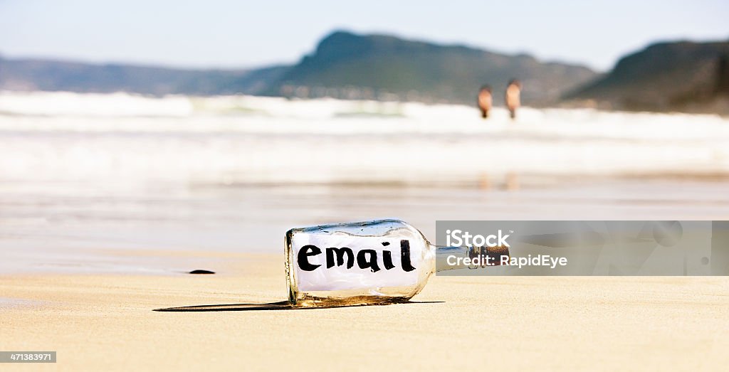 本メッセージを与える「E メール」はビーチで無視されます。 - アイデアのロイヤリティフリーストックフォト