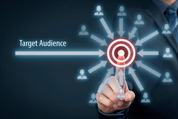 целевая аудитория - target marketing audience customer стоковые фото и изображения