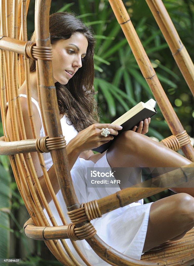 Bellezza leggendo un libro all'aperto in vacanza - Foto stock royalty-free di 20-24 anni