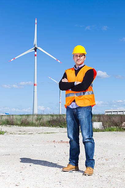 ingénieur au travail dans éolienne power station - engineer wind turbine alternative energy energy photos et images de collection