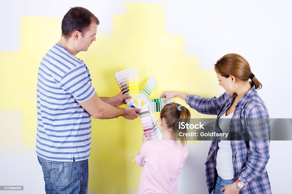 Famille de trois couleurs choisissant de peindre une chambre. - Photo de Activité libre de droits