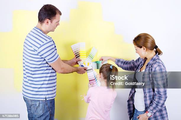 Photo libre de droit de Famille De Trois Couleurs Choisissant De Peindre Une Chambre banque d'images et plus d'images libres de droit de Activité