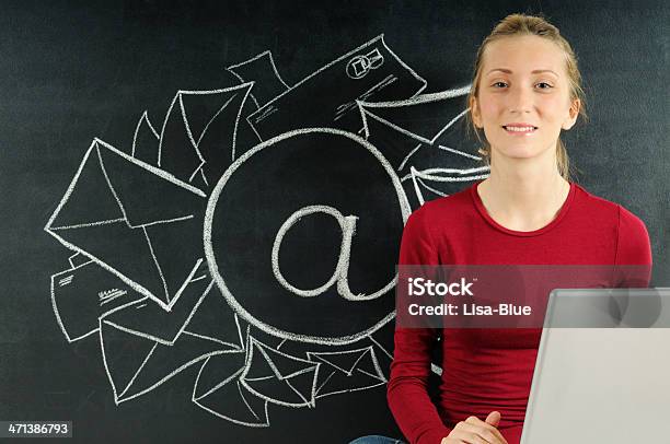 Mujer Usando Pc Delante De Pizarra Foto de stock y más banco de imágenes de Correo electrónico - Correo electrónico, Croquis, Pizarra - Medios visuales