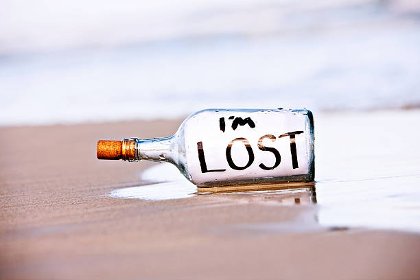 メッセージをボトルで空のビーチと im 紛失 - message in a bottle beached bottle desert island ストックフォトと画像