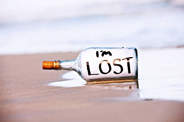 послание в бутылке на пустой пляж говорит im lost - message in a bottle beached bottle desert island стоковые фото и изображения