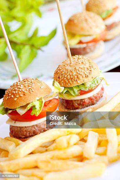 Mini Hambúrgueres - Fotografias de stock e mais imagens de Cheeseburguer - Cheeseburguer, Alface, Alimentação Não-saudável