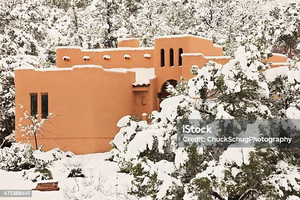 Foto de Casa Arquitetura Blizzard Snow e mais fotos de stock de Inverno - Inverno, Edifício residencial, Interior de casa