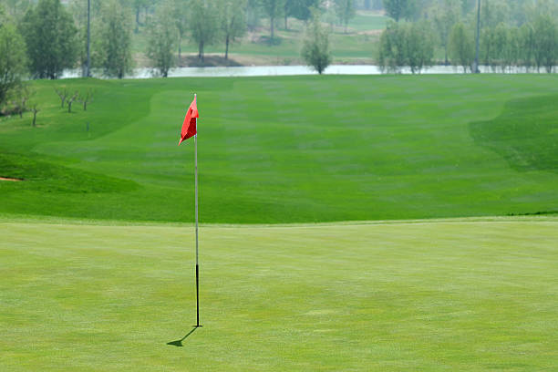 campo de golfe-xg - traditional sport sports flag golf flag golf - fotografias e filmes do acervo