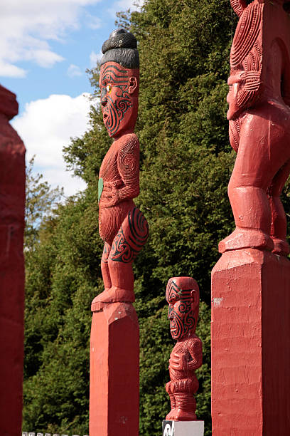 маори статуя в роторуа - maori new zealand tattoo art стоковые фото и изображения
