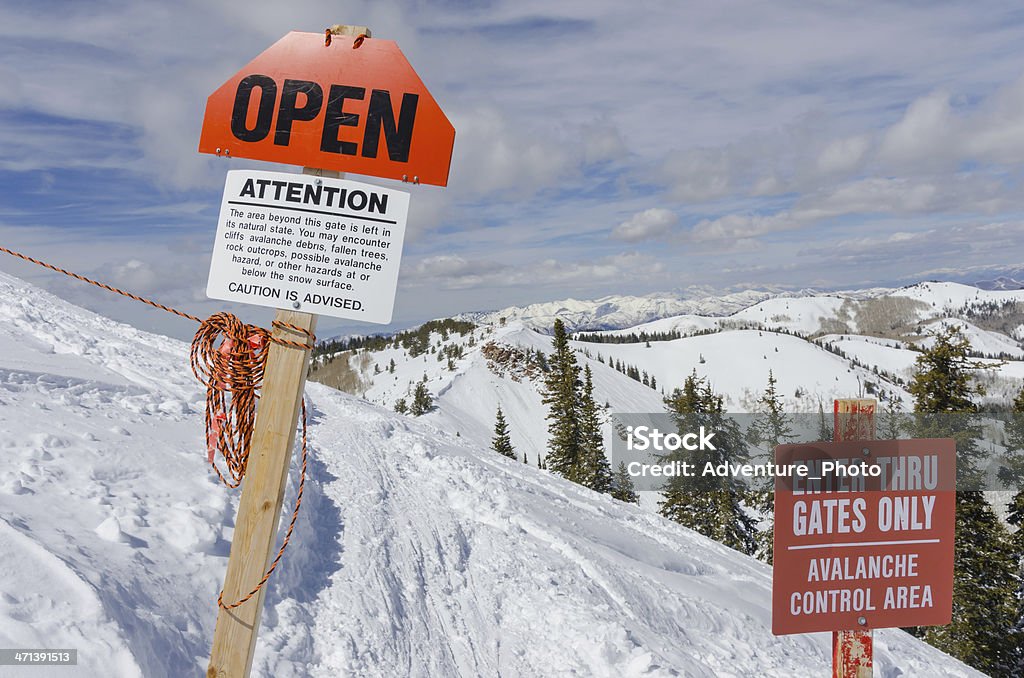 Segnale di pericolo di sci estremo - Foto stock royalty-free di Inverno
