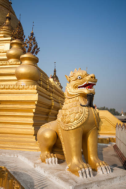 lion in the kuthodaw paya, mandalay, birmania - burmese culture myanmar gold lion fotografías e imágenes de stock