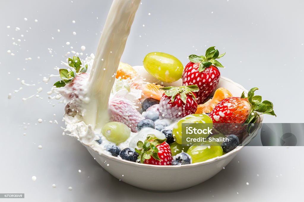 Big splash de lait aux fruits frais - Photo de Activité physique libre de droits