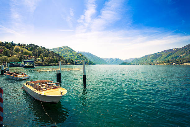 コモ湖の美しい風景に、ボート、イタリア） - waterfront clear sky residential structure standing water ストックフォトと画像