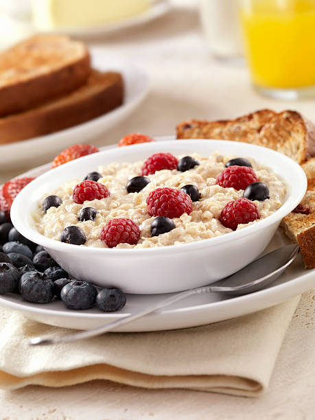 горячая овсянка - oatmeal heat bowl breakfast стоковые фото и изображения