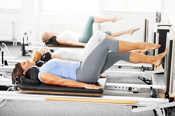 ピラテスマシーンます。 - pilates machine 写真 ストックフォトと画像