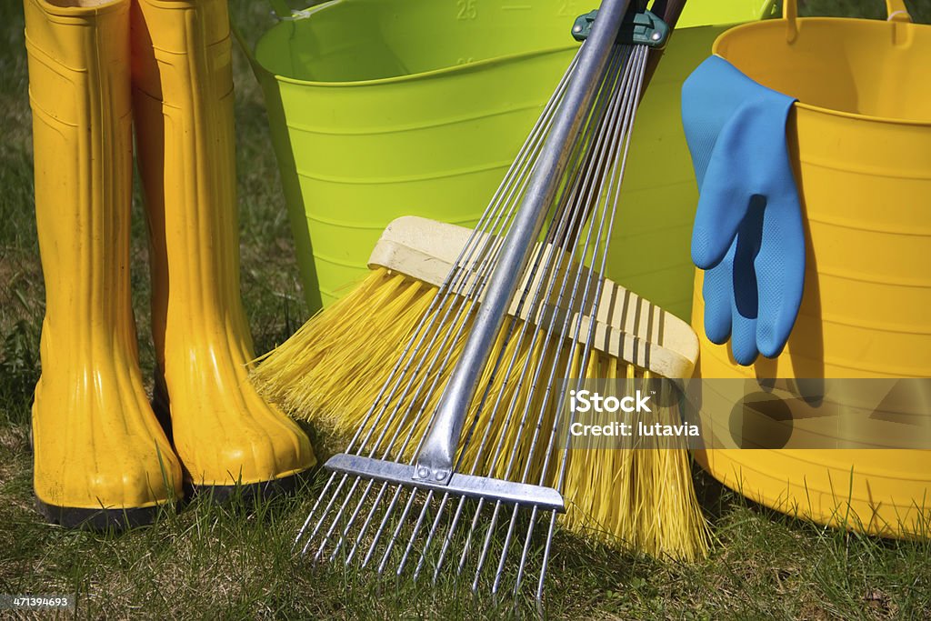 Botas e ferramentas de jardim e gramado - Foto de stock de Ancinho - Equipamento de jardinagem royalty-free