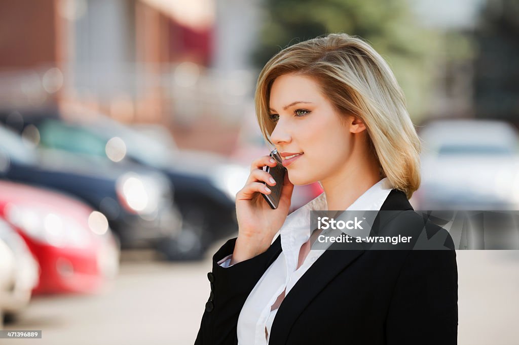 Giovane donna d'affari chiamata sul telefono - Foto stock royalty-free di Adulto