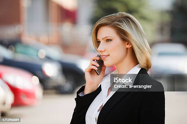 Jovem Empresária Chamando No Telefone - Fotografias de stock e mais imagens de A usar um telefone - A usar um telefone, Adulto, Ao Ar Livre