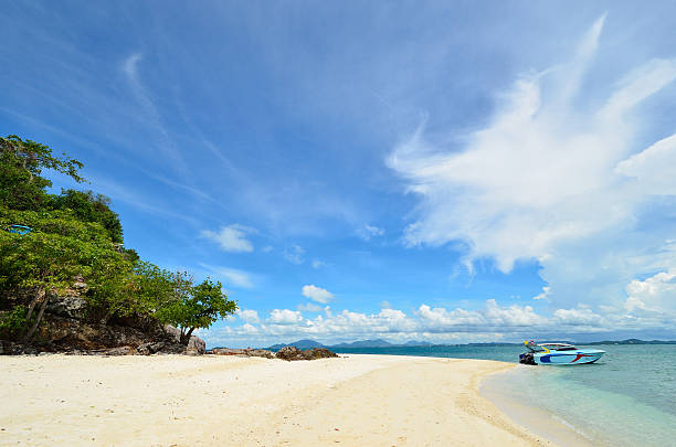 tranquila praia de areias brancas na ilha talu, tailândia - talu island - fotografias e filmes do acervo