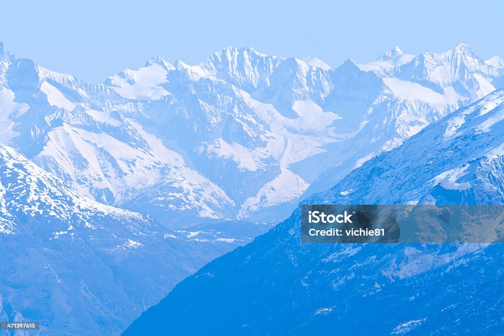 Paisaje de montaña con nieve - Foto de stock de Aire libre libre de derechos