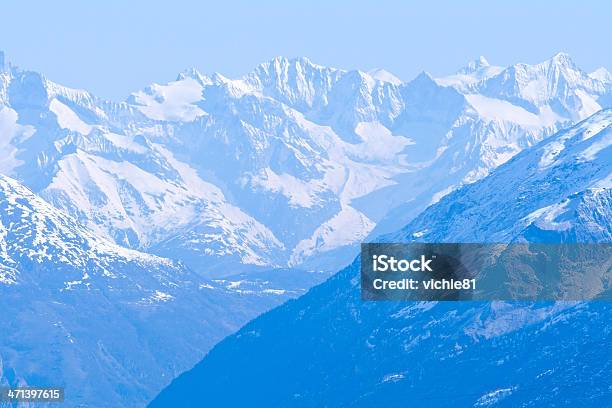Paisaje De Montaña Con Nieve Foto de stock y más banco de imágenes de Aire libre - Aire libre, Ajardinado, Alpes Europeos