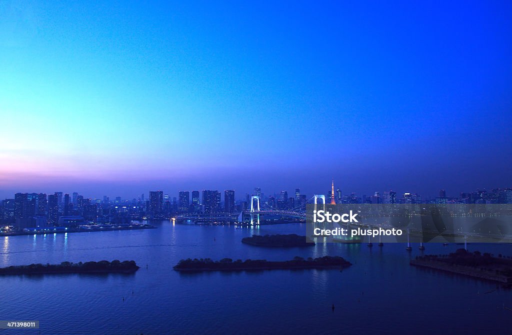 Blick auf die Innenstadt von Tokio, die Rainbow Bridge bei Nacht - Lizenzfrei Tokio Stock-Foto