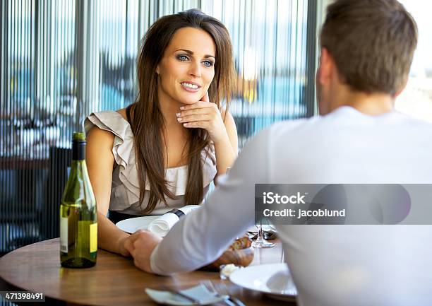 Deslumbrante Mulher De Mãos Dadas Com O Namorado - Fotografias de stock e mais imagens de Elegância - Elegância, Jantar - Comida e Bebida, Pessoas bonitas