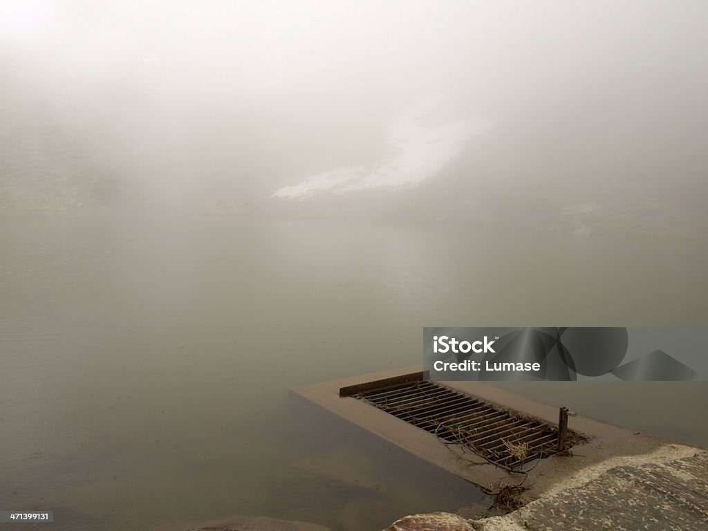 Trampa lavamanos's lake - Foto de stock de Agua libre de derechos