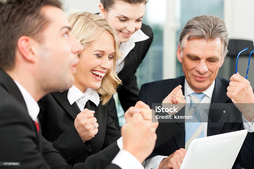 Reunião de equipe de negócios em um escritório - Foto de stock de Adulto royalty-free
